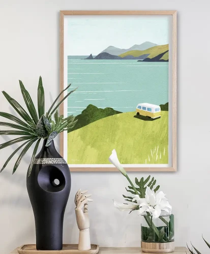 Podróże kamperem - aranżacja plakatu nad szafką z kwiatem