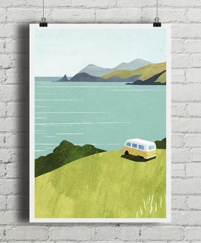 Podróże kamperem - aranżacja plakatu na ceglanej ścianie