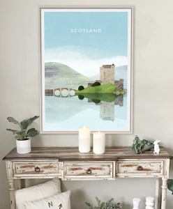 Zamek w Szkocji - aranżacja plakatu nad drewnianą szafką