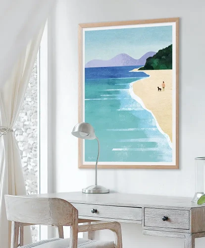 Morski spacer z psem - aranżacja plakatu w białym pokoju