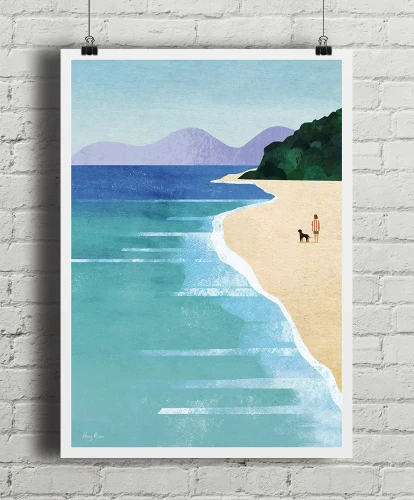 Morski spacer z psem - aranżacja plakatu na ceglanej ścianie