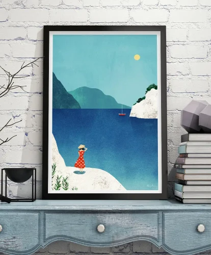 Morze Śródziemne - skaliste wybrzeże Calanques - aranżacja plakatu na niebieskiej, drewnianej półce