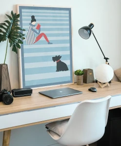 Czytanie na schodach - aranżacja plakatu na biurku