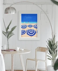 Sopot - plaża z parasolkami - aranżacja plakatu w białym wnętrzu