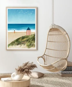 Beztroskie wakacje - dziewczyna na plaży - aranżacja plakatu przy wiklinowym fotelu