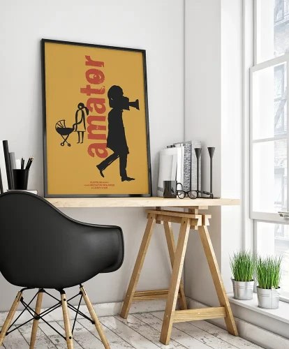 Amator - aranżacja plakatu nad biurkiem