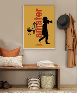 Amator - aranżacja plakatu w korytarzu nad ławką