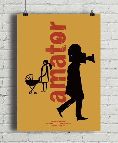 Amator - aranżacja plakatu na ceglanej ścianie