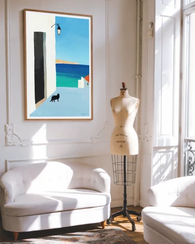Morski widok z kotem - aranżacja plakatu w przestronnym, jasnym wnętrzu