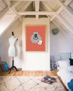 Poczytaj mi - aranżacja plakatu z psem i książką w pokoju na poddaszu