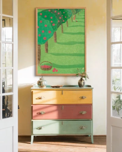 Lato w sadzie - aranżacja plakatu nad kolorową komodą