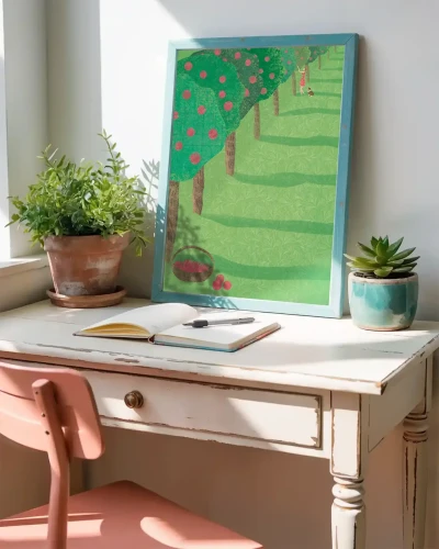 Lato w sadzie - aranżacja plakatu na biurku z kwiatami doniczkowymi