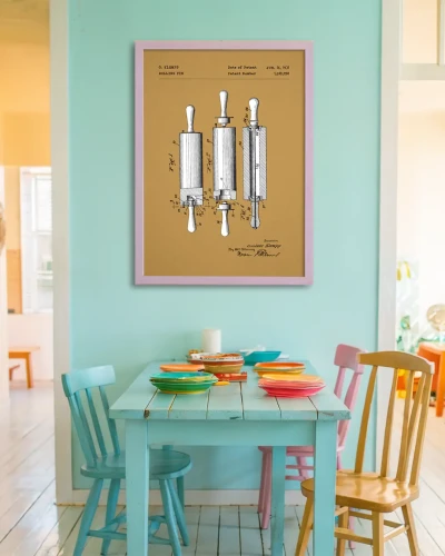 Wałek do ciasta patent - aranżacja plakatu na niebieskiej ścianie jadalni