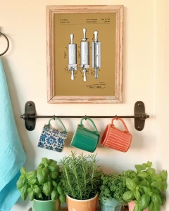 Wałek do ciasta patent - aranżacja plakatu nad wieszakiem na kubki