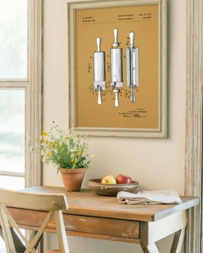 Wałek do ciasta patent - aranżacja plakatu nad drewnianym biurkiem