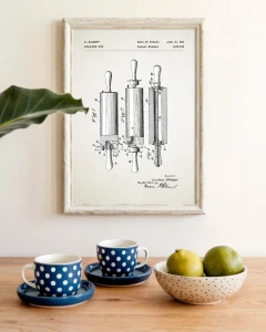 Wałek do ciasta patent - aranżacja plakatu nad stołem z filiżankami