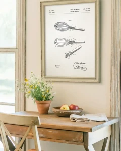 Trzepaczka kuchenna patent - aranżacja plakatu nad biurkiem w stylu rustykalnym