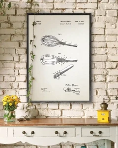 Trzepaczka kuchenna patent - aranżacja plakatu na ceglanej ścianie nad drewnianą szafką