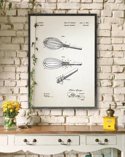 Trzepaczka kuchenna patent - aranżacja plakatu na ceglanej ścianie nad drewnianą szafką