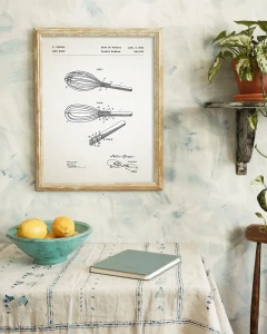 Trzepaczka kuchenna patent - aranżacja plakatu nad stołem