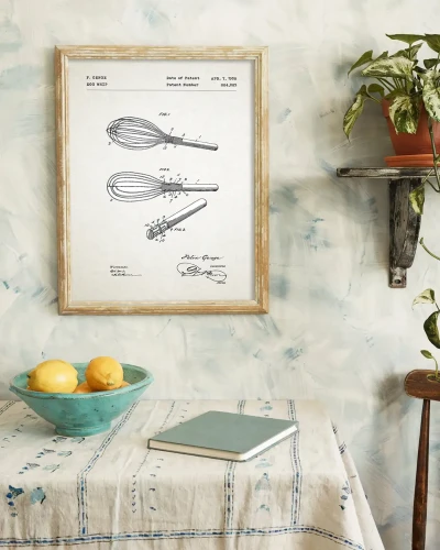 Trzepaczka kuchenna patent - aranżacja plakatu nad stołem