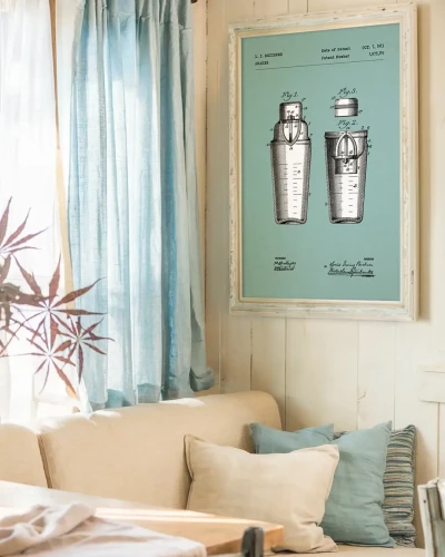 Szejker patent - aranżacja plakatu zawieszonego na ścianie w kremowym wnętrzu