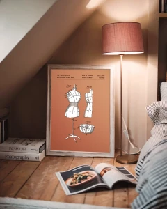 Manekin krawiecki patent - aranżacja plakatu w sypialni na poddaszu
