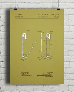 Agrafka patent - aranżacja plakatu na ceglanej ścianie