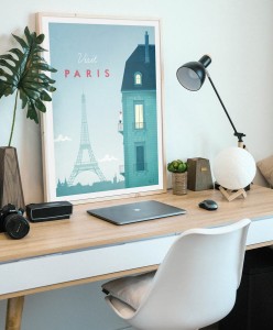 Paryż Francja - Wieża Eiffla i kamienice - plakat na biurku