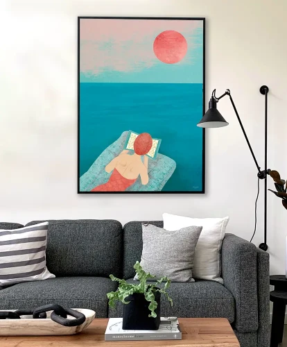 Nad morzem z książką - aranżacja plakatu w salonie